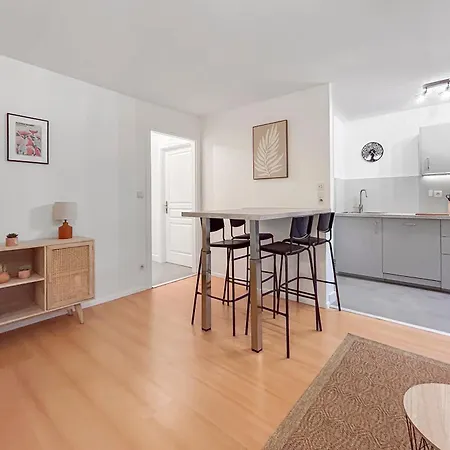 Apartment Cuisine Equipee, Balcon & 2p Parking A